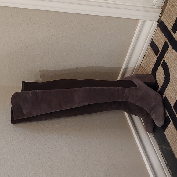 Stuart Weitzman grey suede boot, size 9 - Picture 3 of 10